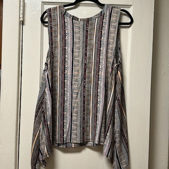 Stylish Pattern Sleeveless Top - Picture 2 of 6